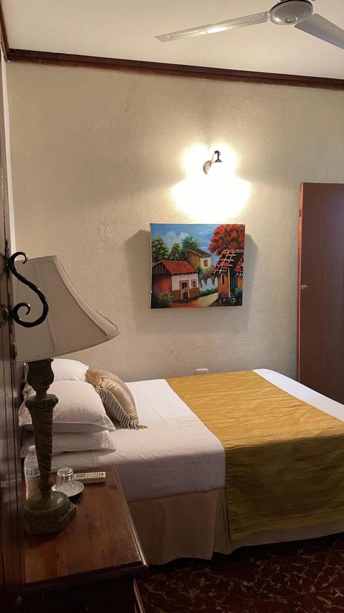 Hostal Fuente Castalia, B Y B Leon Ngoại thất bức ảnh